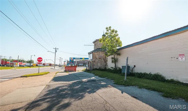 Living room — 600 W Commercial Street Lebanon Missouri real estate